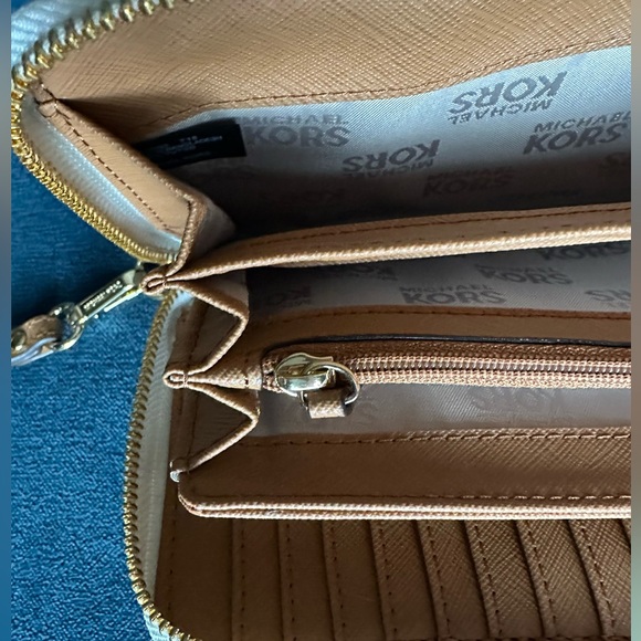 MICHAEL Michael Kors
Logo Jet Set Travel Continental Cream Wristlet Wallet NWT - Picture 14 of 14
